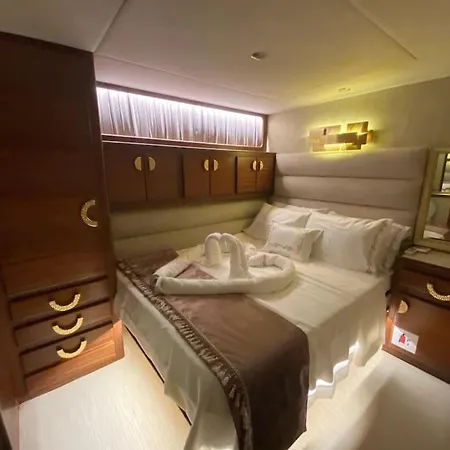 Πλωτό κατάλυμα Private Yacht