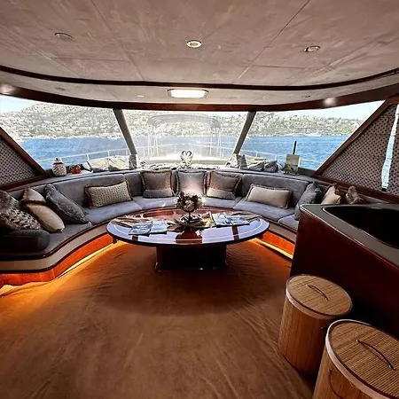 Private Yacht Úszó hotel *